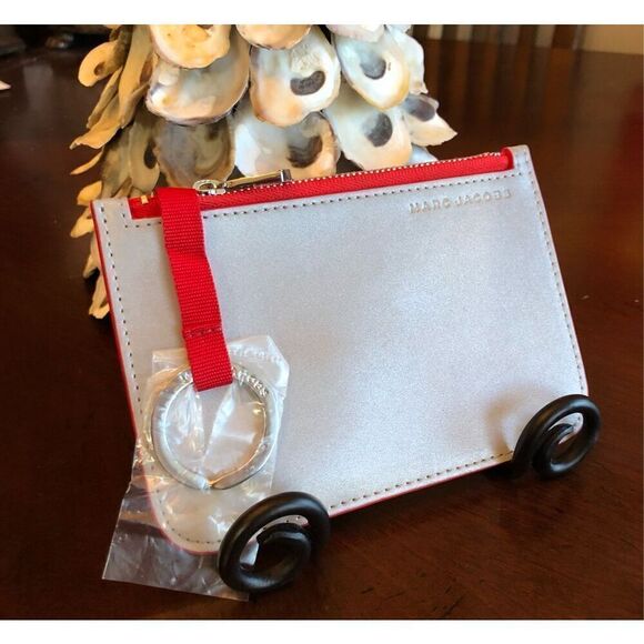 MARC JACOBS - NWOT - Card Case/Key Pouch in Smooth Silver Leather with Red Trim - Picture 2 of 14